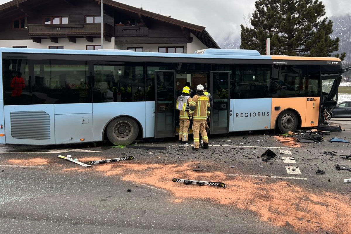 St. Johann in Tirol – Schwerer Unfall zwischen Pkw und Linienbus