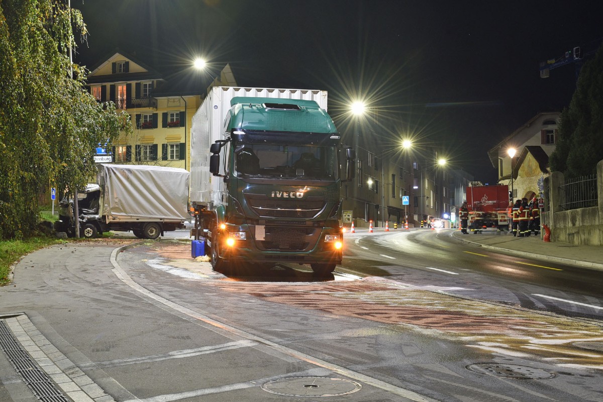 Verkehrsunfall in Eschenbach LU - Lieferwagenlenker bei Kollision mit Anhängerzug erheblich verletzt