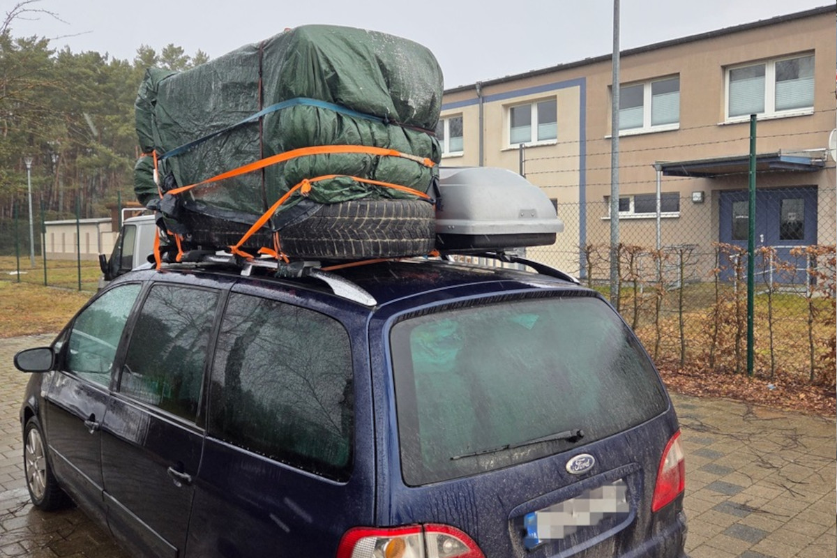 A24 Suckow – Transporter mit Kühlschrank auf Dach gestoppt