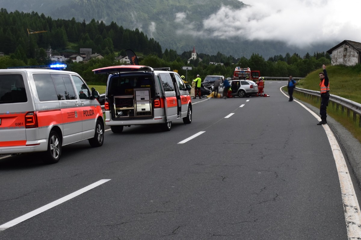 Maloja GR - Ein Toter und vier Veletzte nach heftiger Frontalkollision