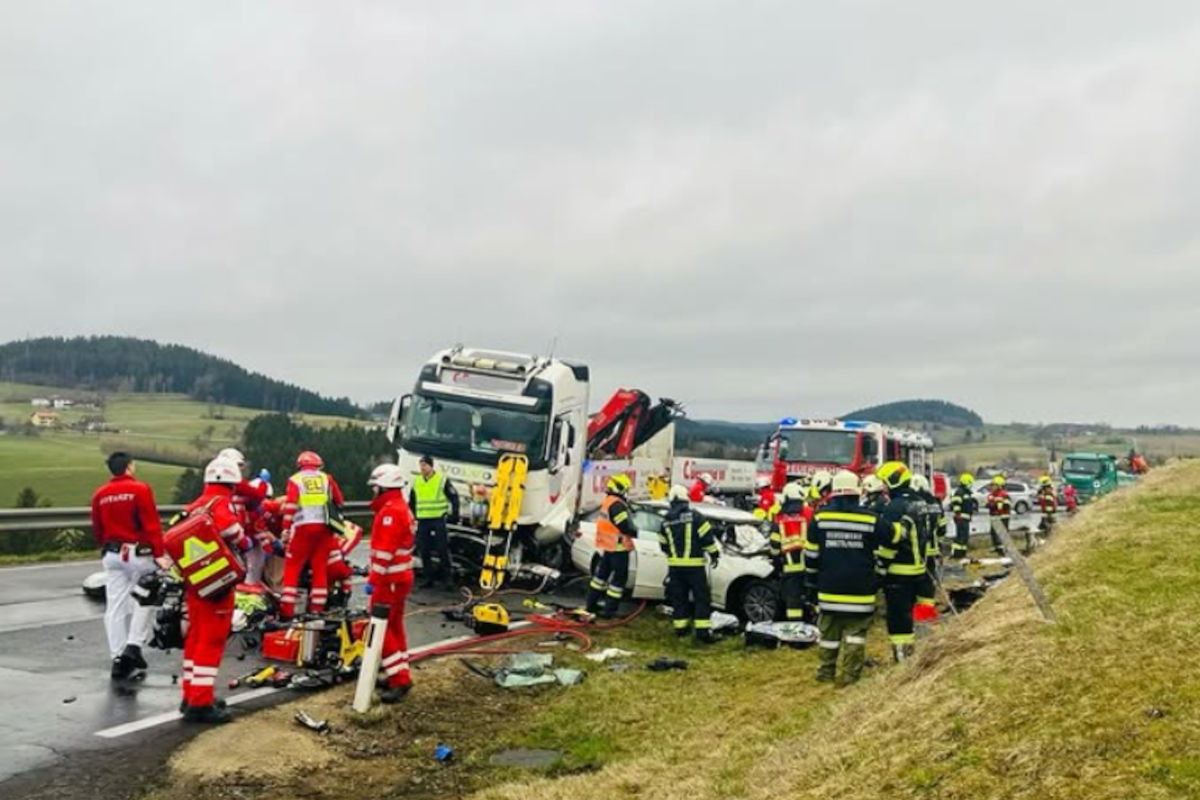 Zwettl an der Rodl – Tödlicher Unfall zwischen Pkw und Lkw