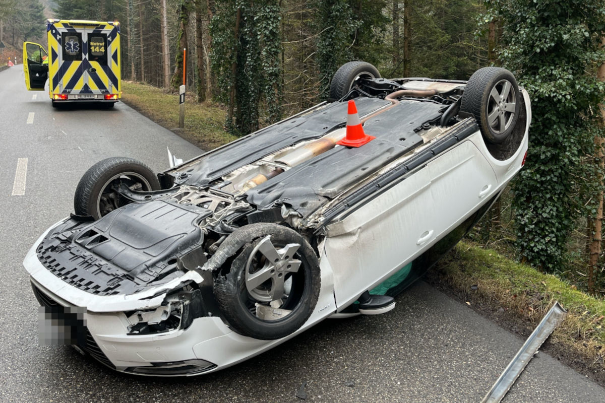 Seewen SO – Auto überschlägt sich bei Unfall