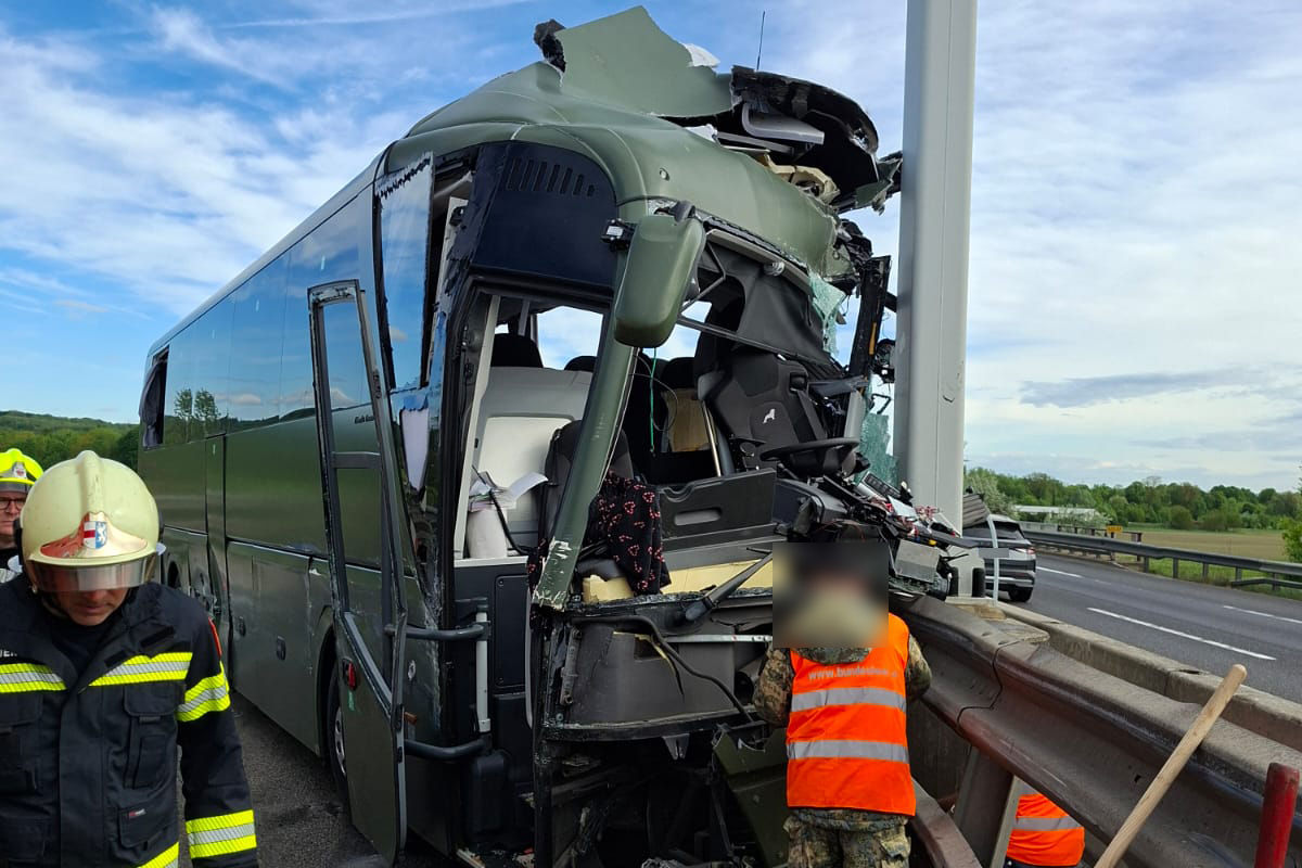St. Pölten – Unfall zwischen Sattelschlepper und Reisebus