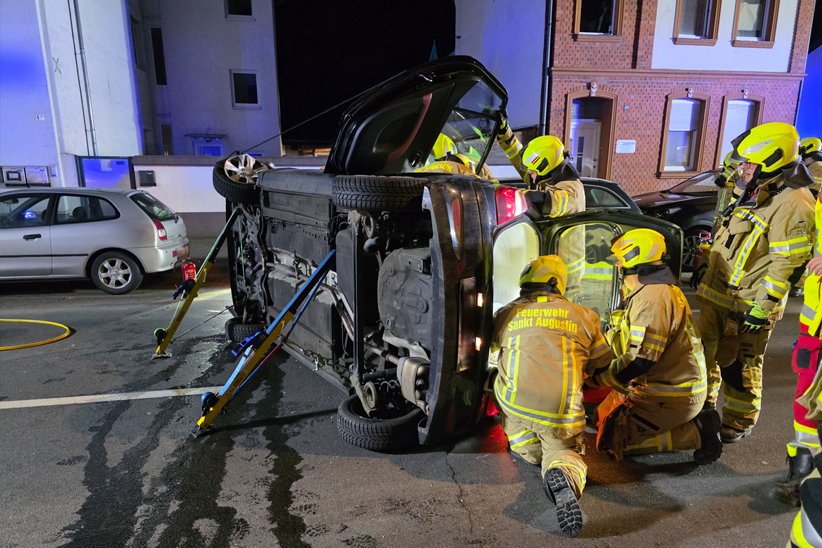 Sankt Augustin – Feuerwehr befreit Fahrerin nach Alleinunfall