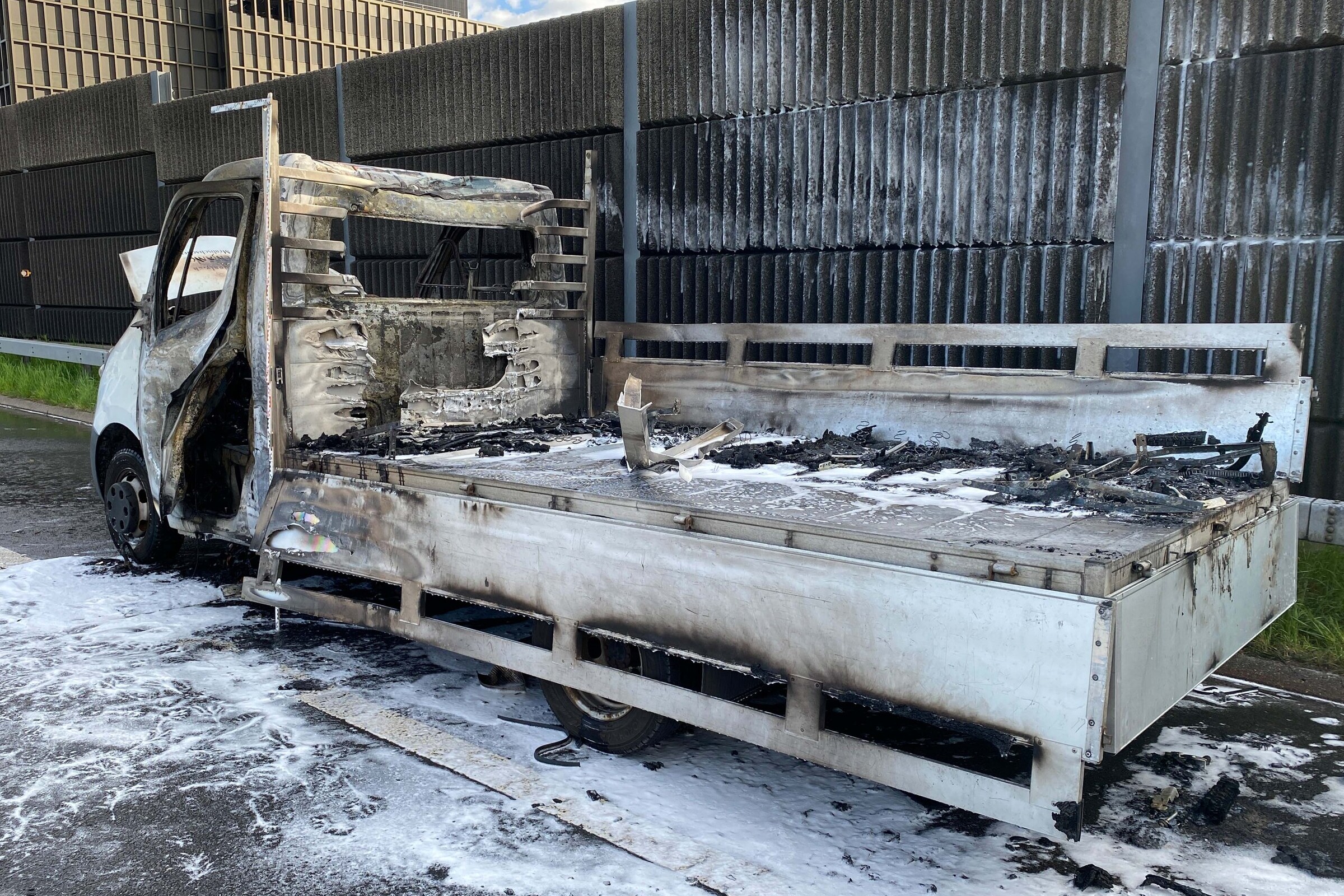 Risch Rotkreuz ZG – A4 nach Fahrzeugbrand gesperrt