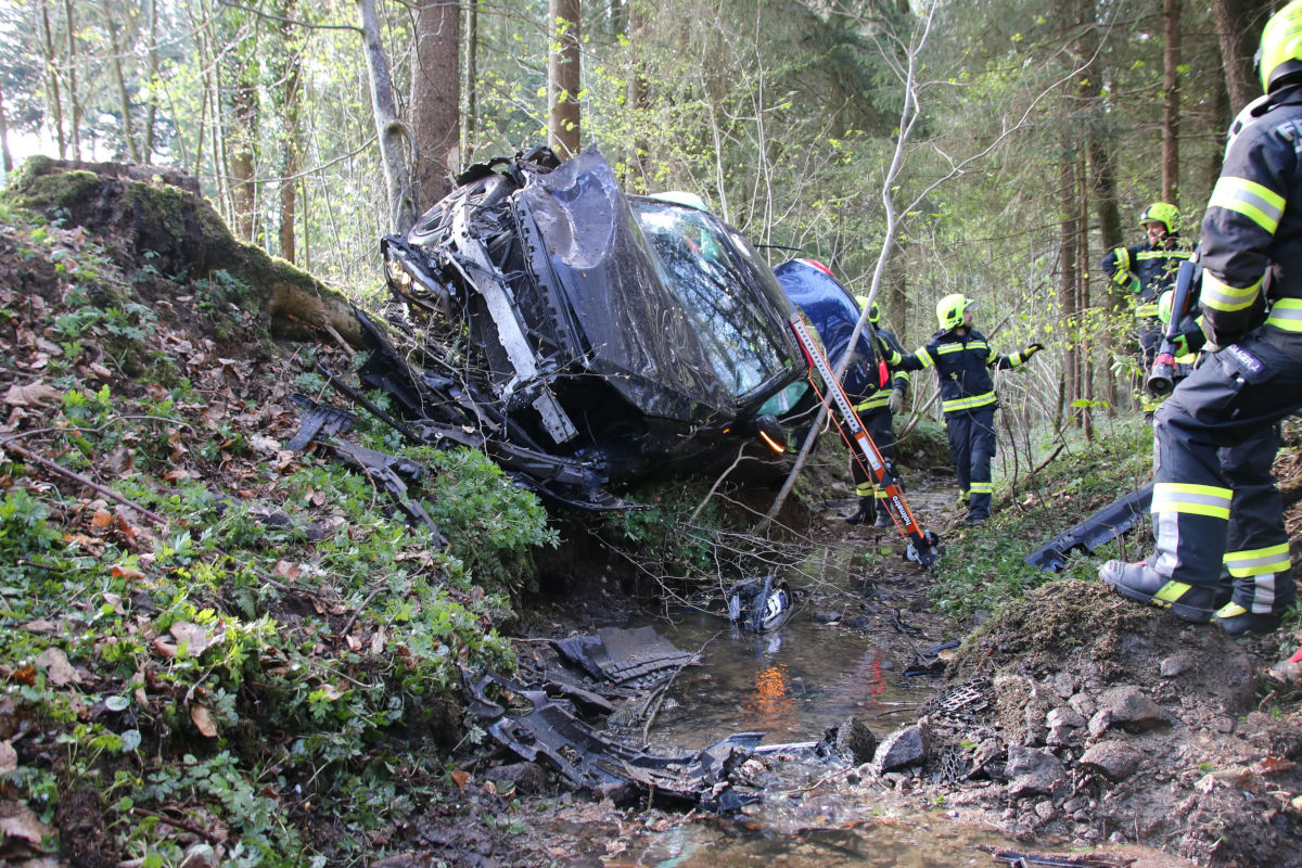Haibach ob der Donau – Fahrzeug landet nach Unfall im Bachbett