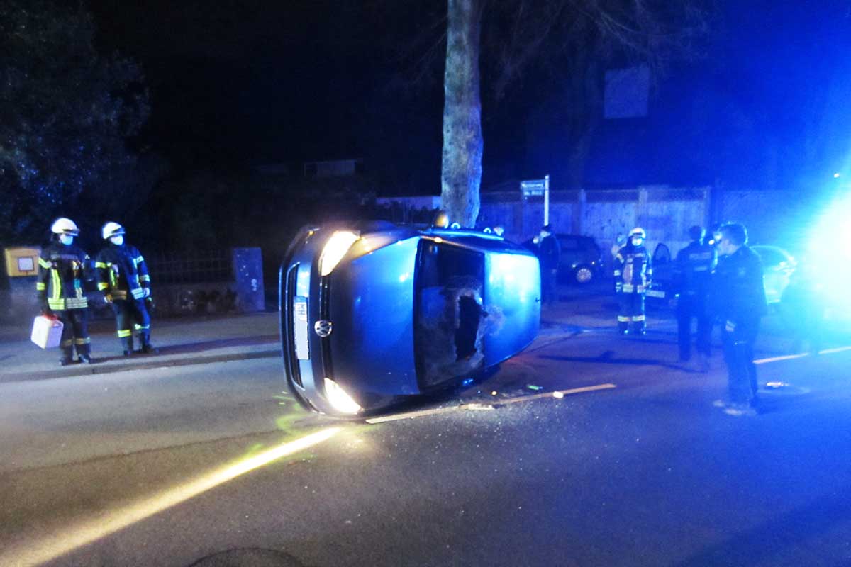 Mülheim an der Ruhr - Verkehrsunfall mit verletztem Fahrer 