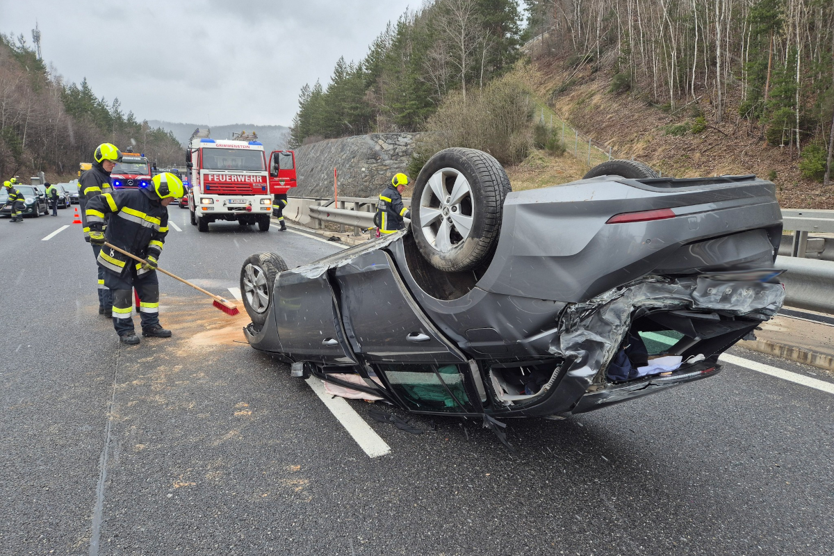 Edlitz – Pkw überschlägt sich auf A2