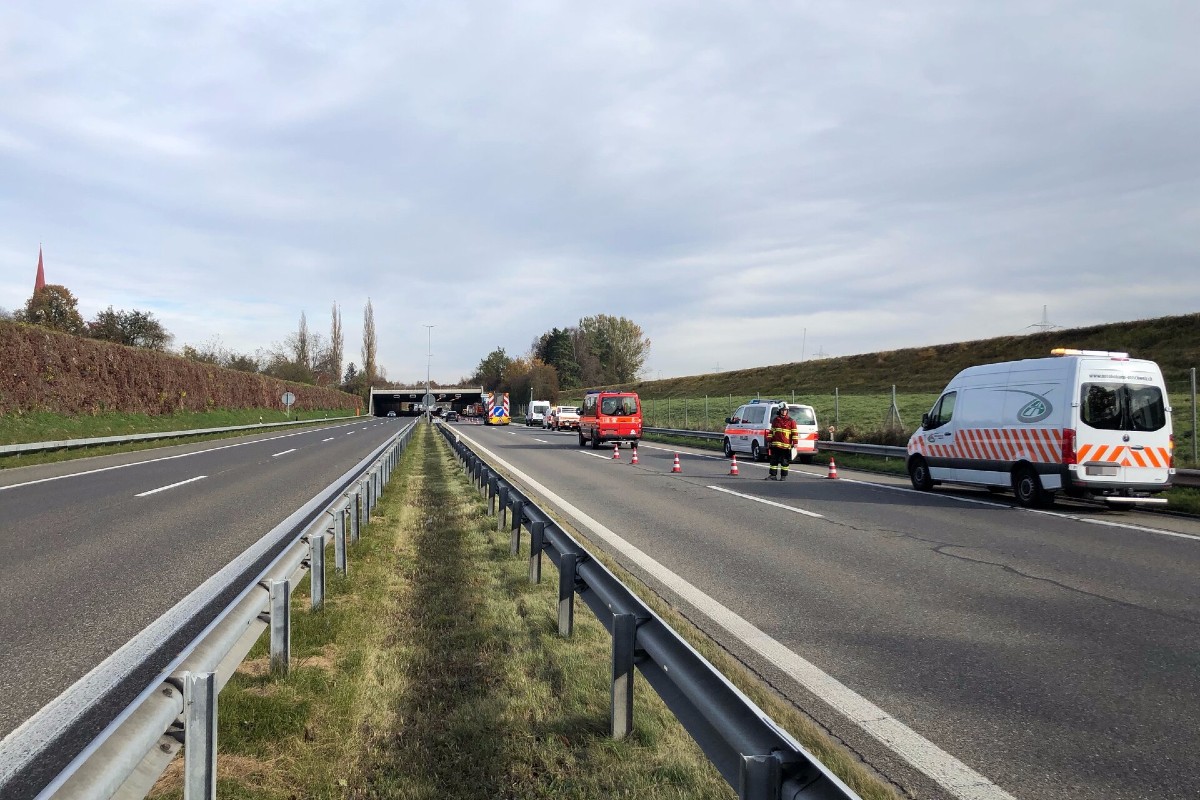 Montlingen SG - Mann fällt auf der A13 in Schacht
