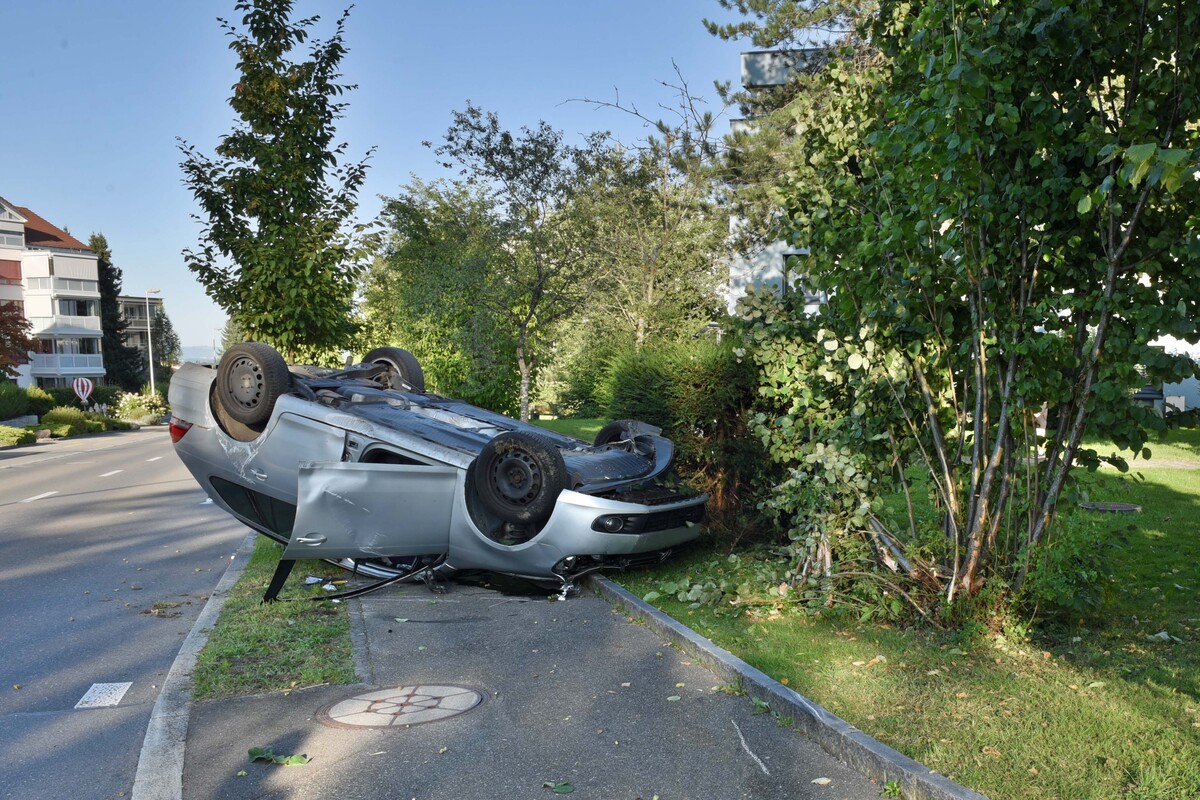 Emmenbrücke LU - Auto überschlägt sich bei Unfall 