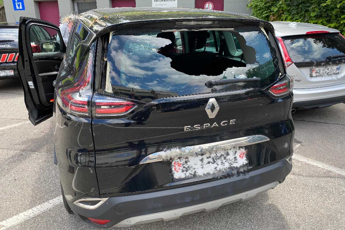 Liestal BL - Langholztransporter beschädigt PKW und fährt einfach weiter!