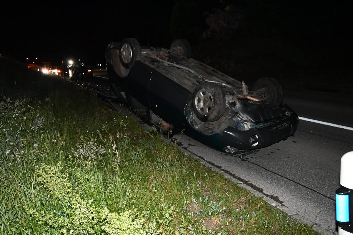 Lütisburg SG – Gegen Findling gekracht und mit Fahrzeug überschlagen