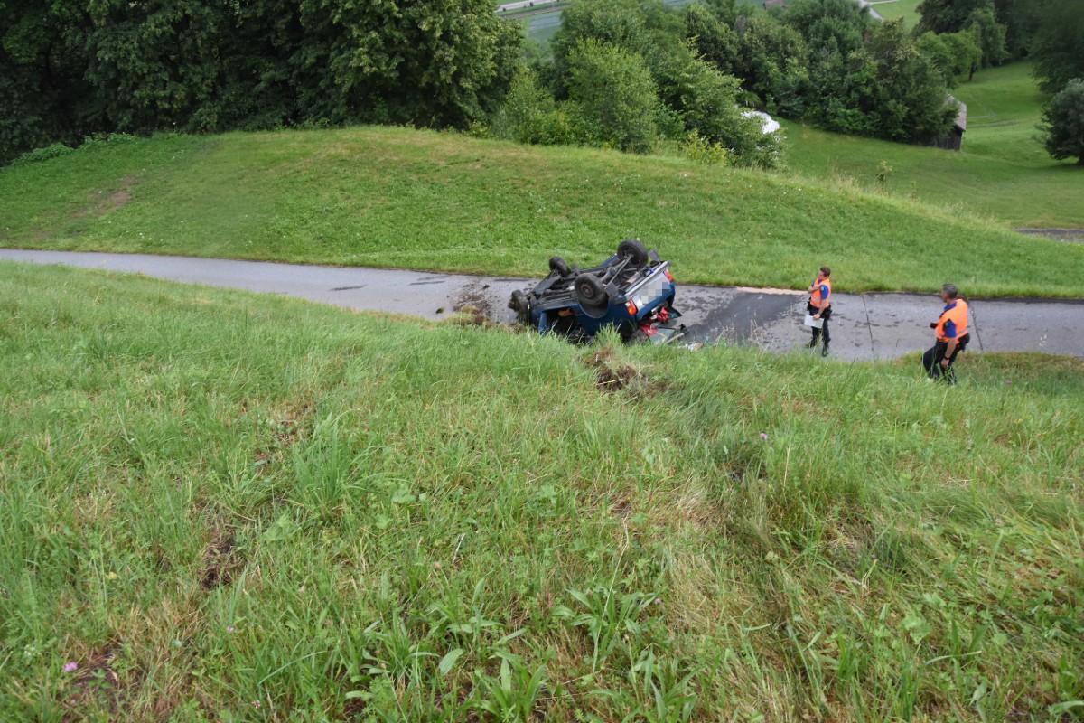 Spektakulärer Selbstunfall in Plons SG - Auto überschlägt sich und landet auf Dach!