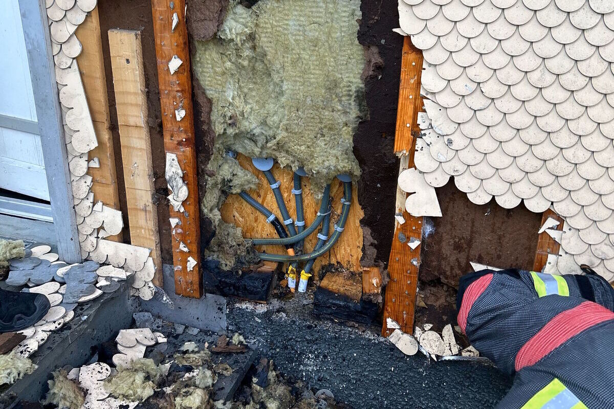 Altstätten SG -  Rauch aus einer Fassade eines Einfamilienhauses