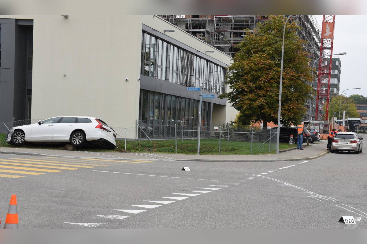 Regensdorf ZH – 28-jähriger Automobilist baut nach Flucht und Raserfahrt Unfall