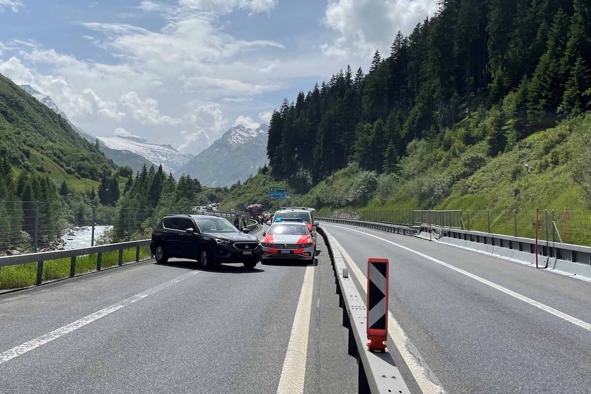 Mesocco/A13 GR –Motorradgruppe missachtet Verkehrsregeln und Polizei