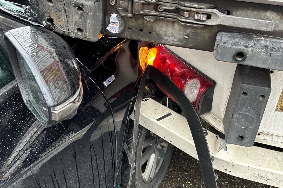 Thayngen SH - Auto kollidiert mit einem Lastwagen