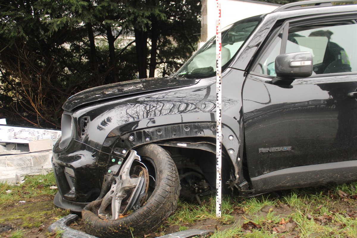 Wermelskirchen – Fahrer bei Alleinunfall schwer verletzt