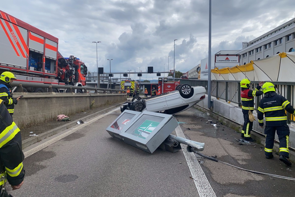 Stadt Basel - Spektakulärer  Verkehrsunfall auf der Autobahneinfahrt 