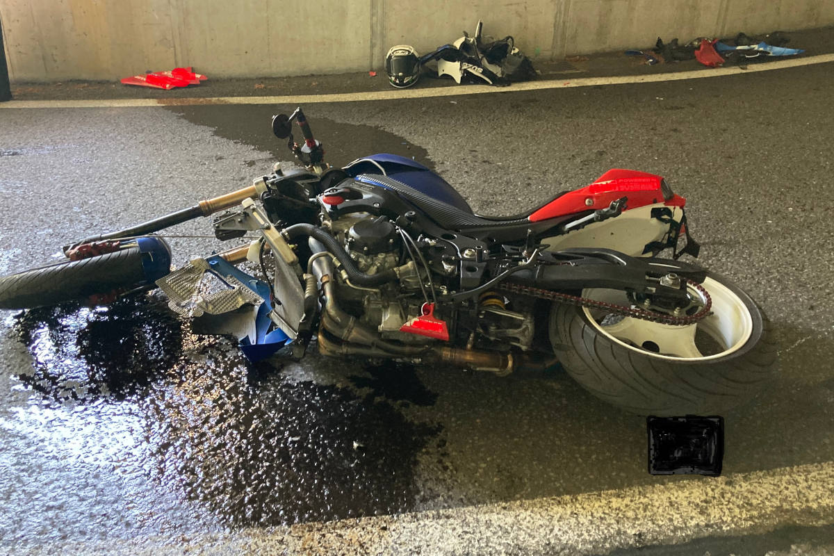 Linthal GL – Schwerer Unfall mit zwei Motorrädern und einem Auto