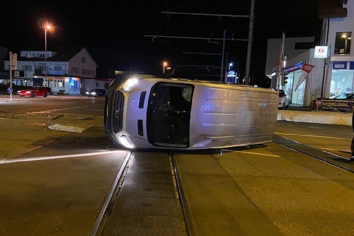 Spektakulärer Unfall in Berikon AG - Lieferwagen bleibt auf den Geleisen liegen