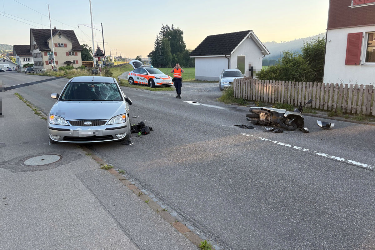 Bütschwil SG – Rollerfahrer wird auf Windschutzscheibe geschleudert