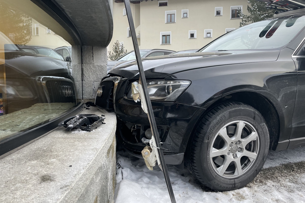 Silvaplana-Surlej – Autofahrer kollidiert mit Haus