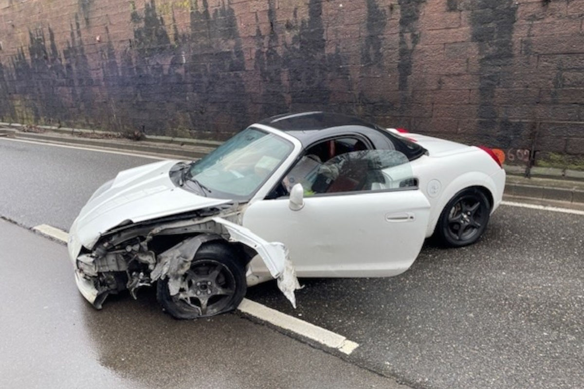 Neustadt – Pkw prallt bei Überholmanöver gegen Mauer