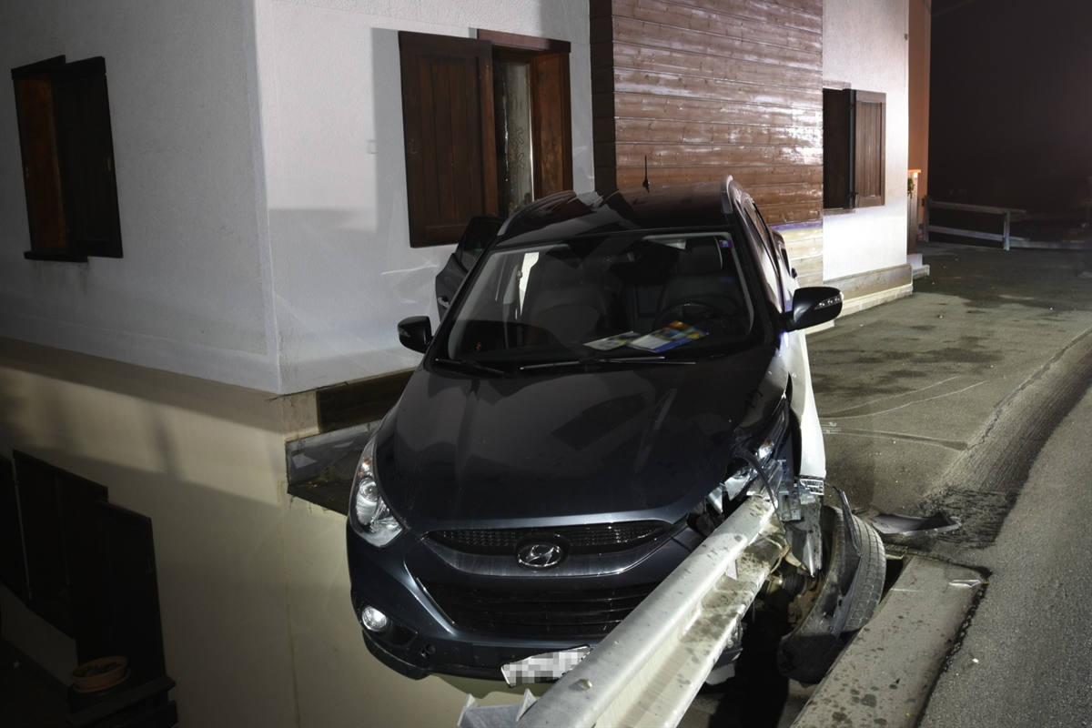 Castiel GR – Durch Nebel Kurve zu spät gesehen und in Leitplanke gekracht