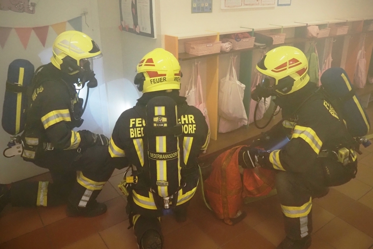 Grossübung – Feuerwehr „rettet“ Kinder aus Kindergarten