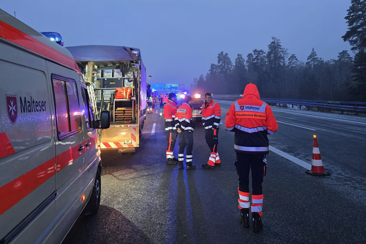 A6-Feucht-T-dlicher-Verkehrsunfall-von-Lkw-und-zwei-Pkw