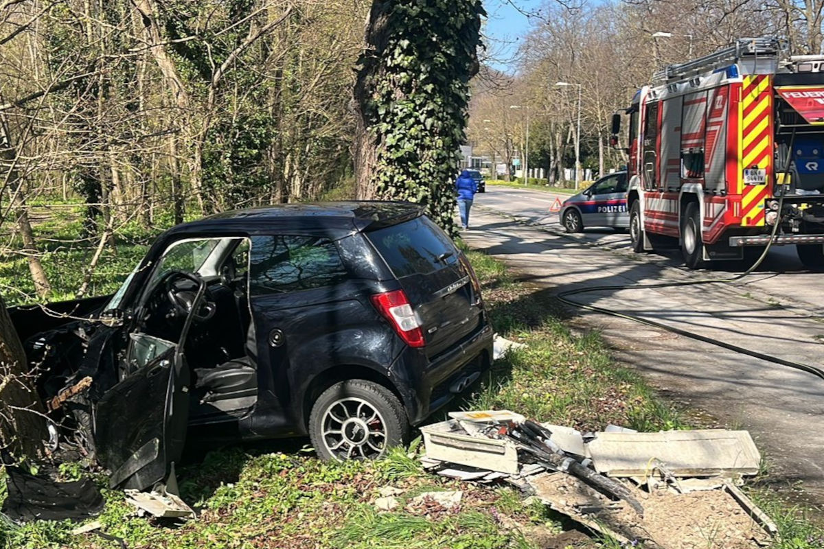 Unfall in Baden – Pkw prallt gegen Baum