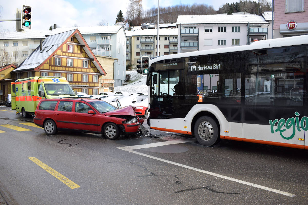 Herisau AR – Kollision zwischen Linienbus und Auto