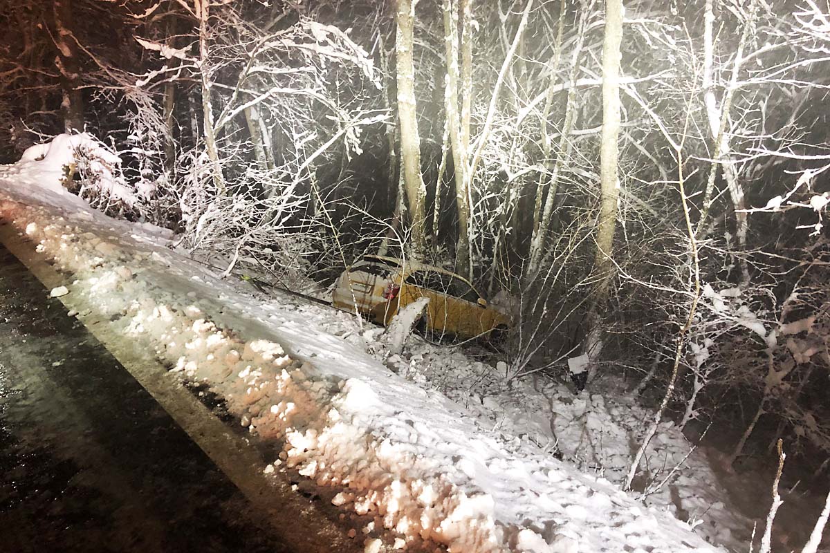 Unfall auf der Klausenstrecke bei Linthal GL - Auto rutscht Abhang hinunter!