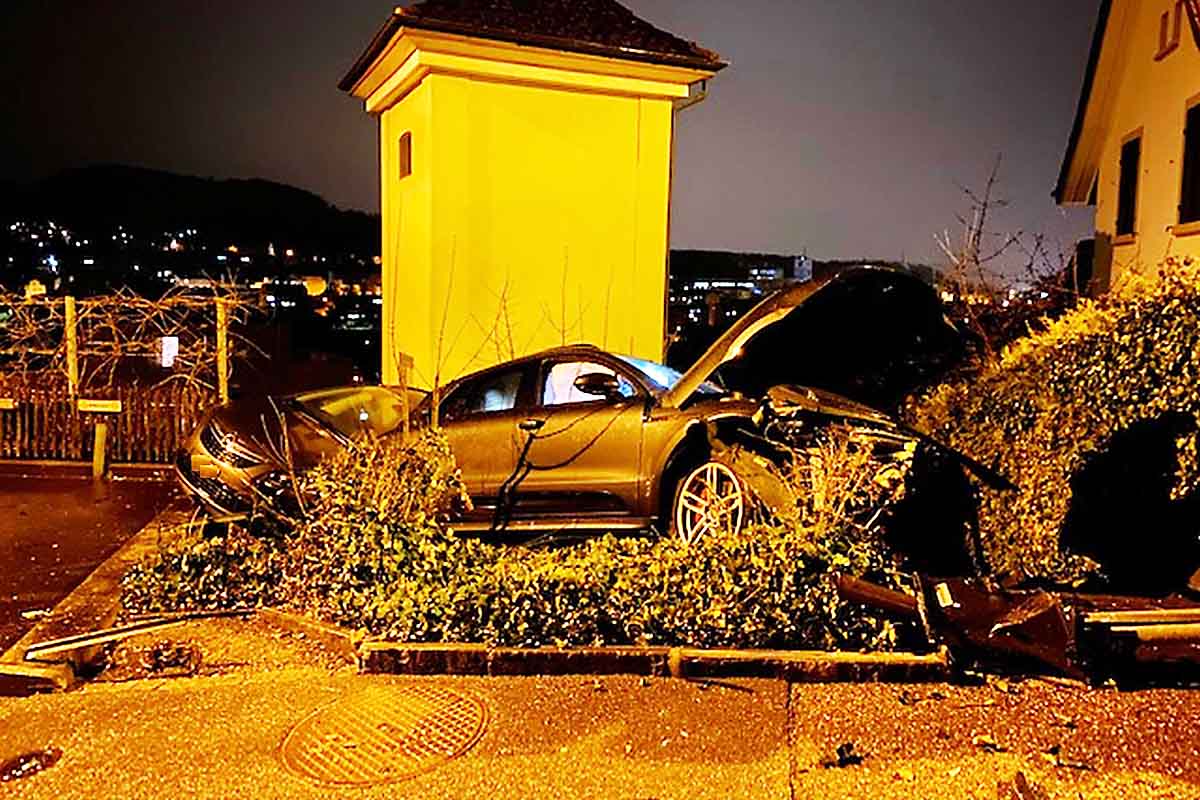 Füllinsdorf BL - Alkoholisierter Fahrer rammt parkierten PKW!