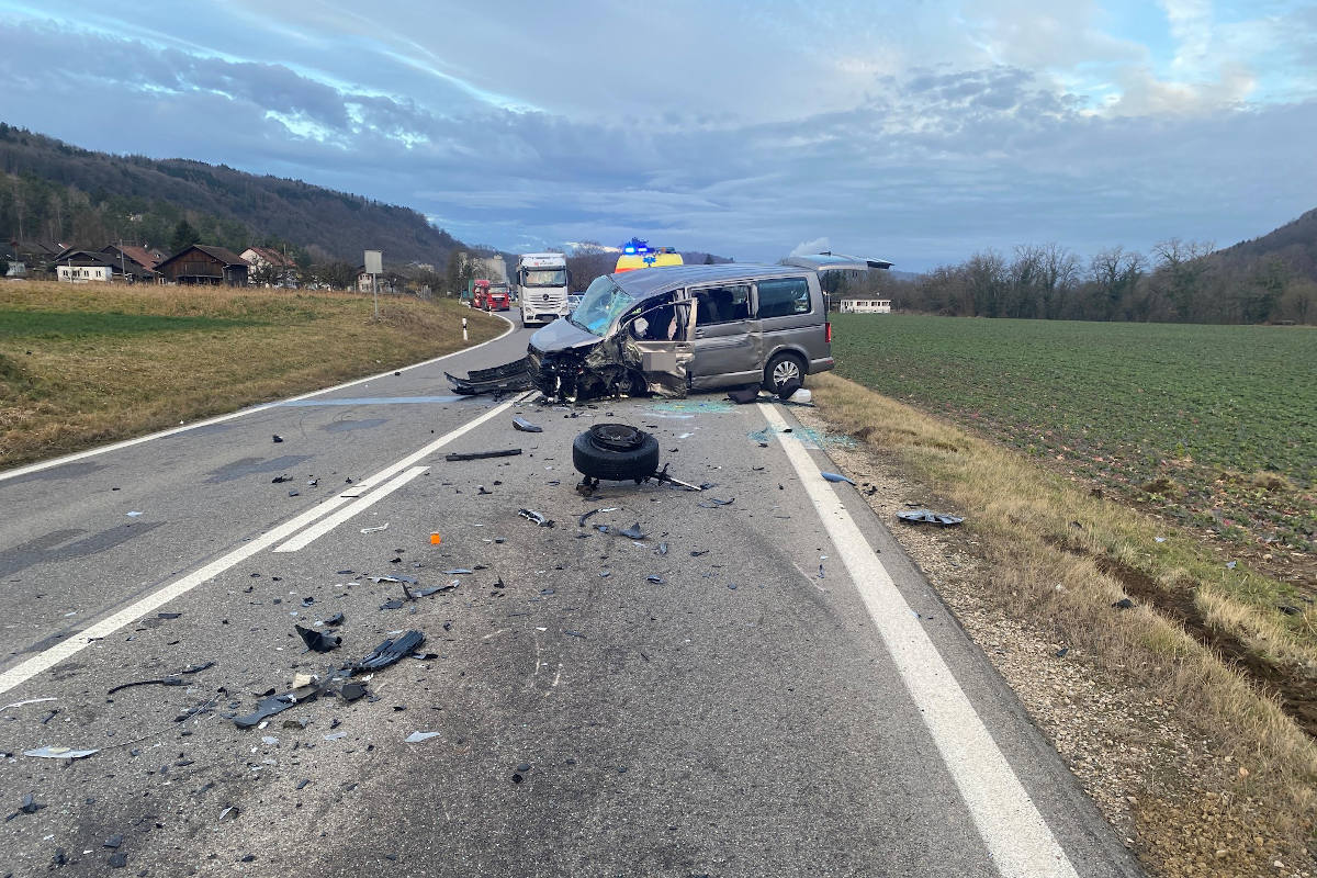 Unglück in Mellikon AG – Drei Personen bei schrecklicher Frontalkollision verletzt 