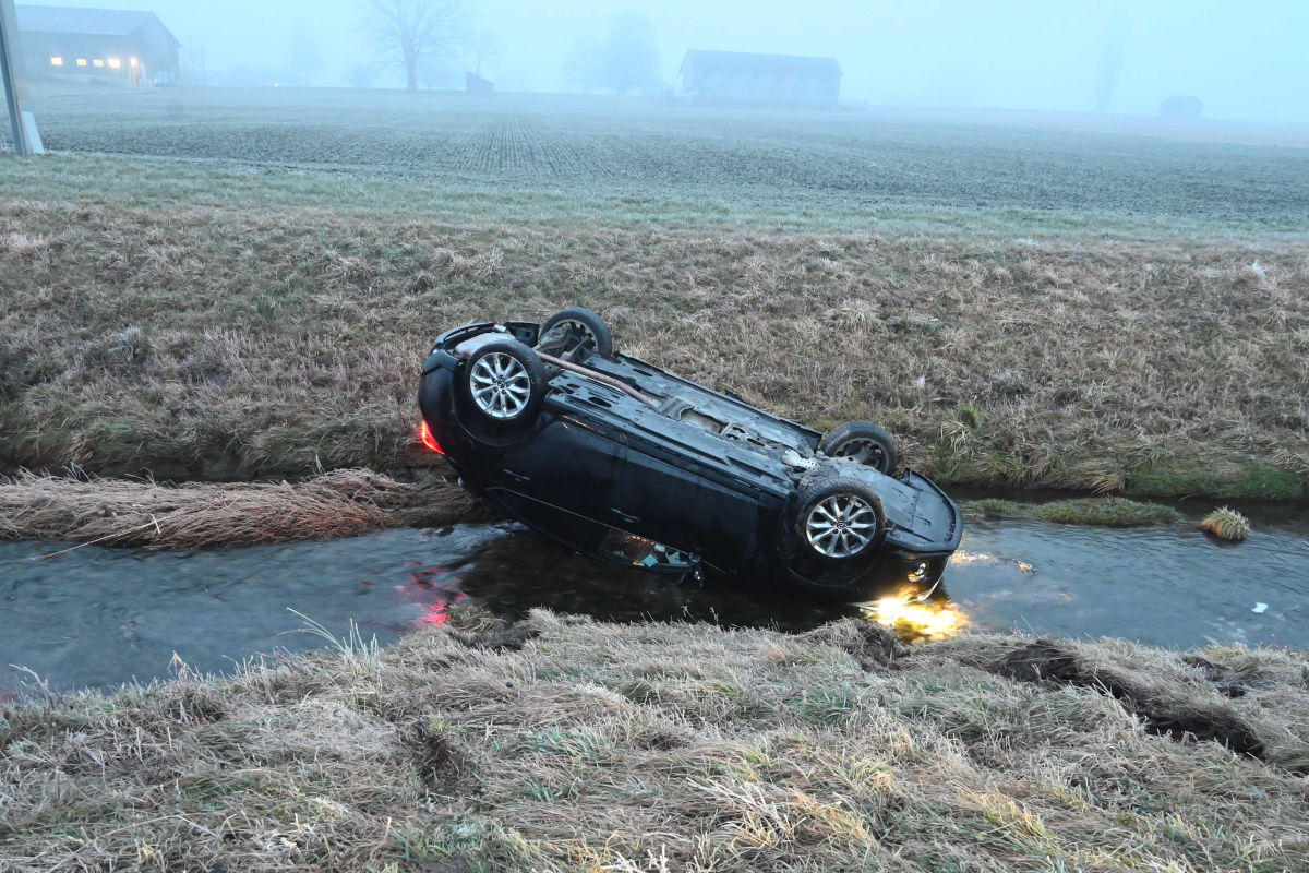 Altstätten SG – Auto landet bei Unfall in Bach
