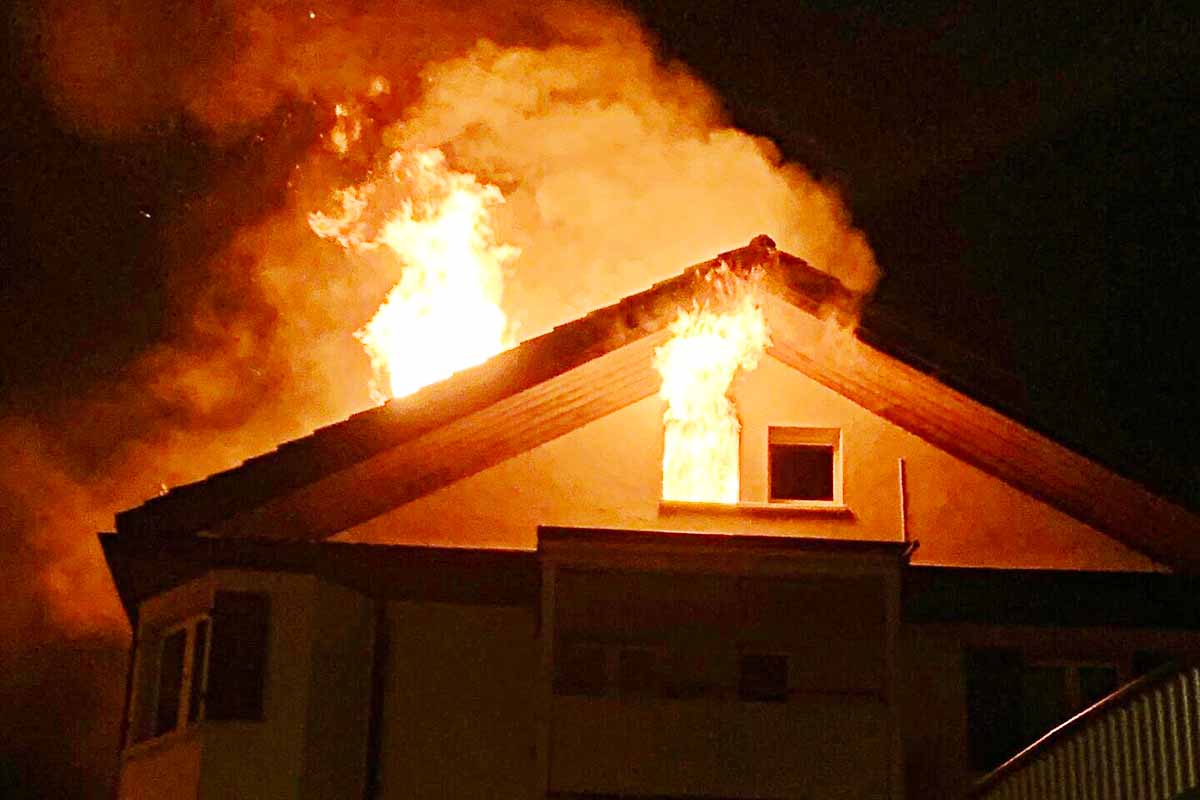 Viertelmillion Franken Sachschaden in Horgen ZH - Dachstockbrand in Mehrfamilienhaus