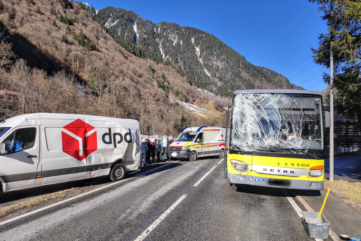 St. Gallenkirch –  Drei Verletzte bei Unfall mit Omnibus