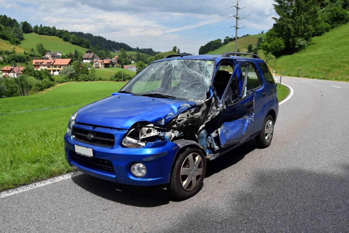Urnäsch AR - Totalschaden nach heftiger Streifkollision