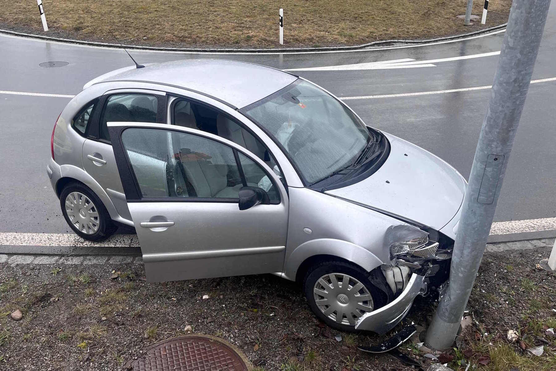 Dietfurt SG – Bei Unfall gegen Kandelaber geprallt