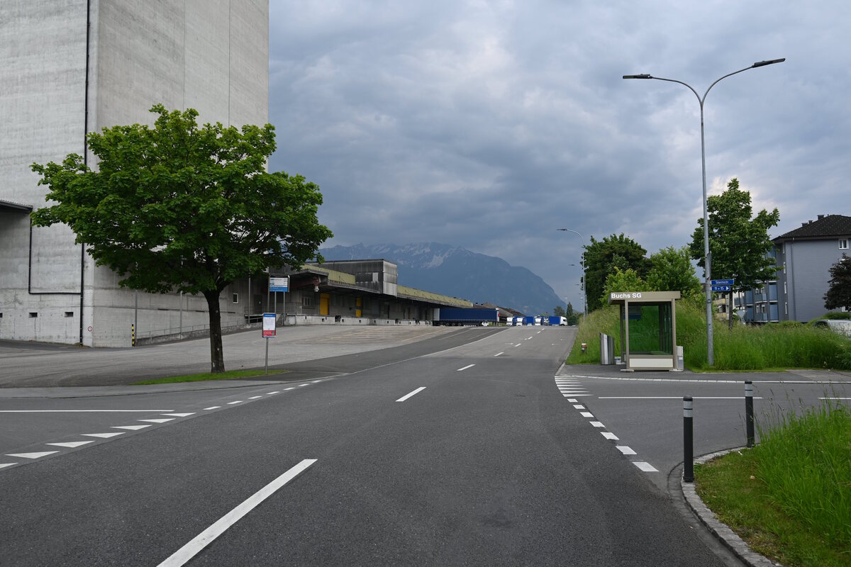 Unfall gestern in Buchs SG - Velofahrer kollidiert mit Auto 