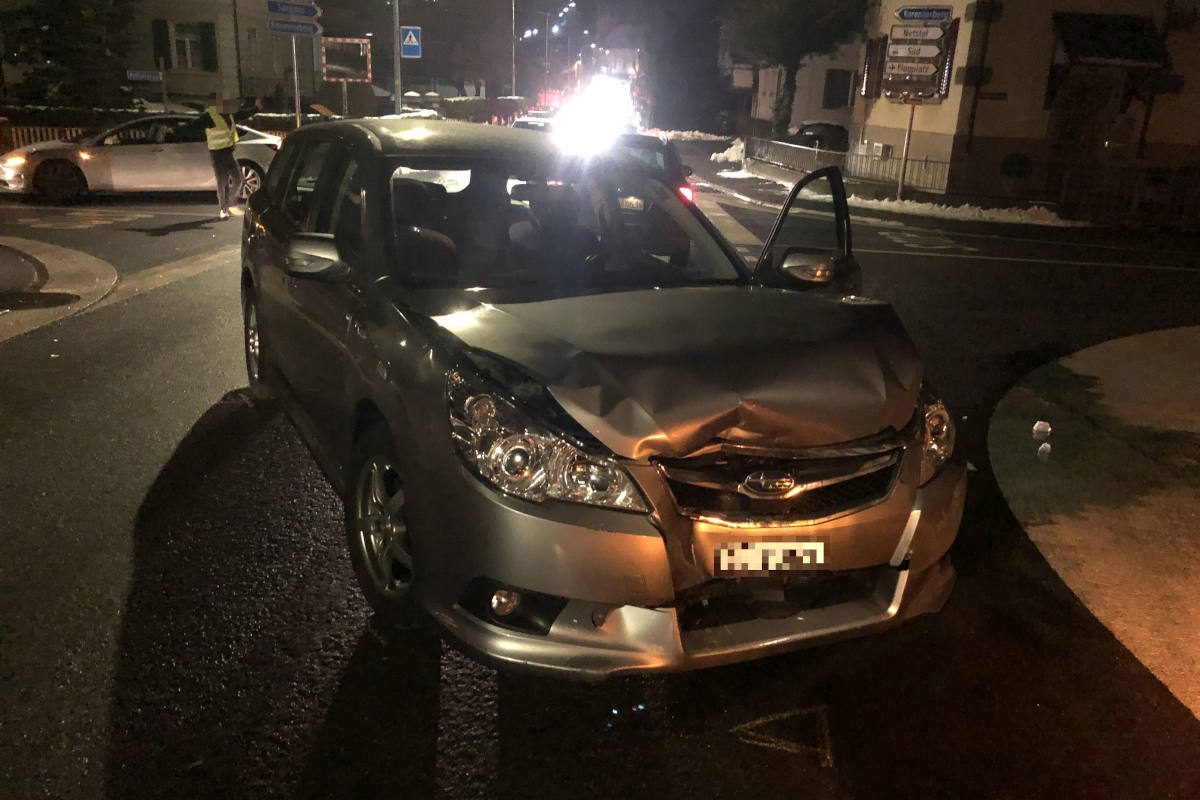 Mollis GL – Beim Abbiegen in Auto gekracht