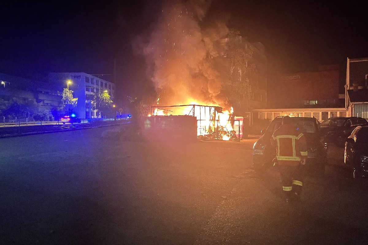 Aesch BL - Imbissstand von den Flammen zerstört