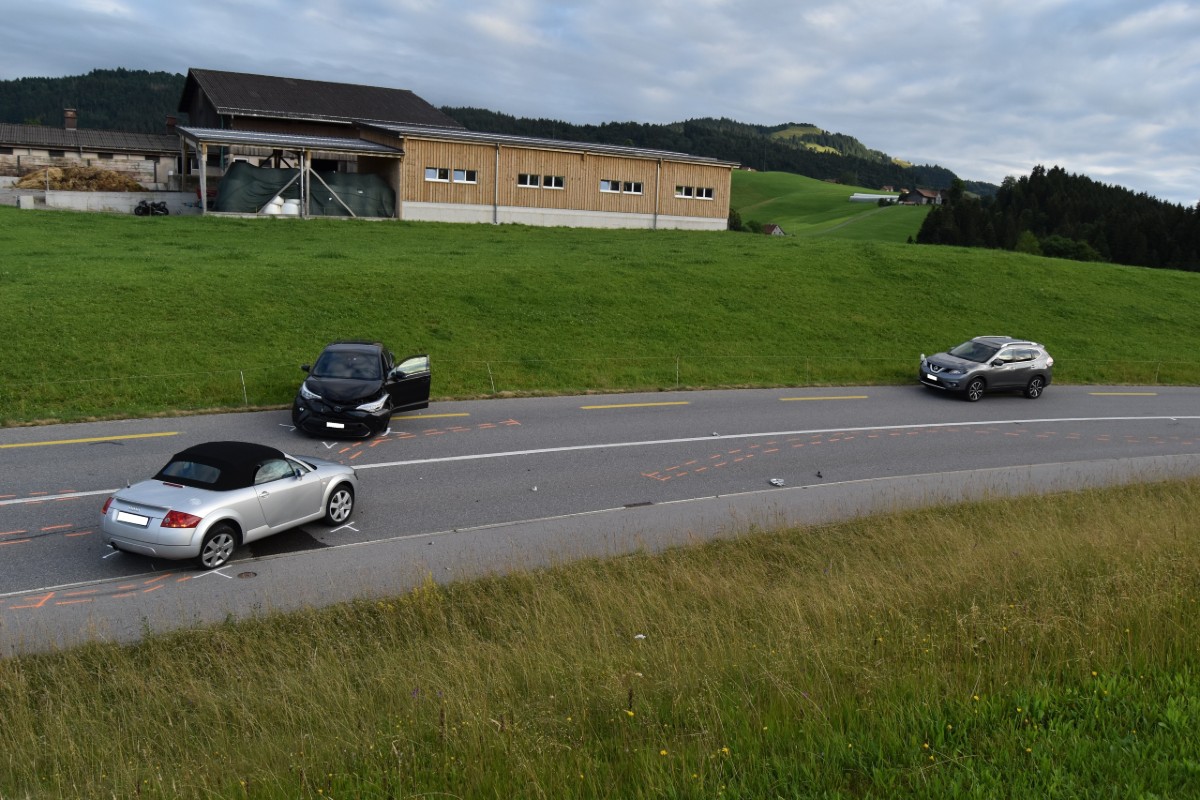 Kollision in Schwellbrunn AR - Verkehrsunfall mit fünf beteiligten Fahrzeugen
