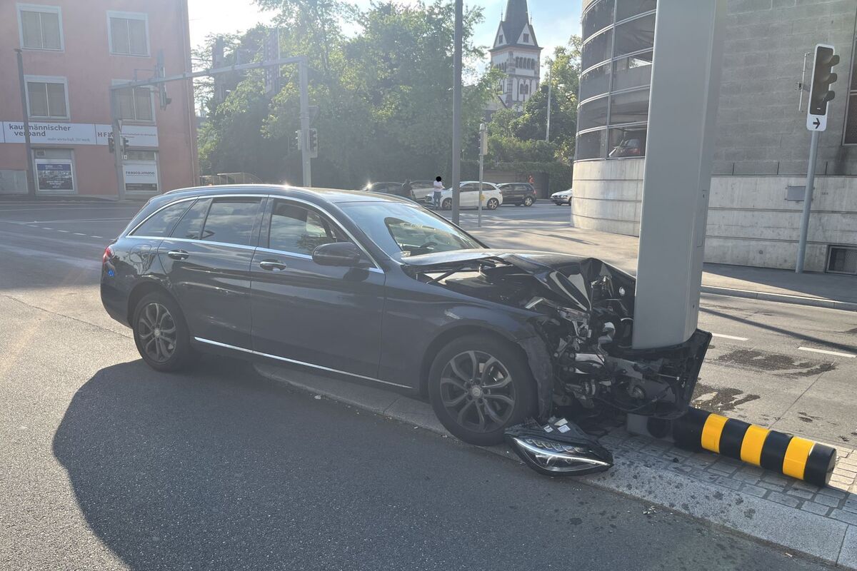 Unfall in Schaffhausen - Mit einem Metallpfosten kollidiert