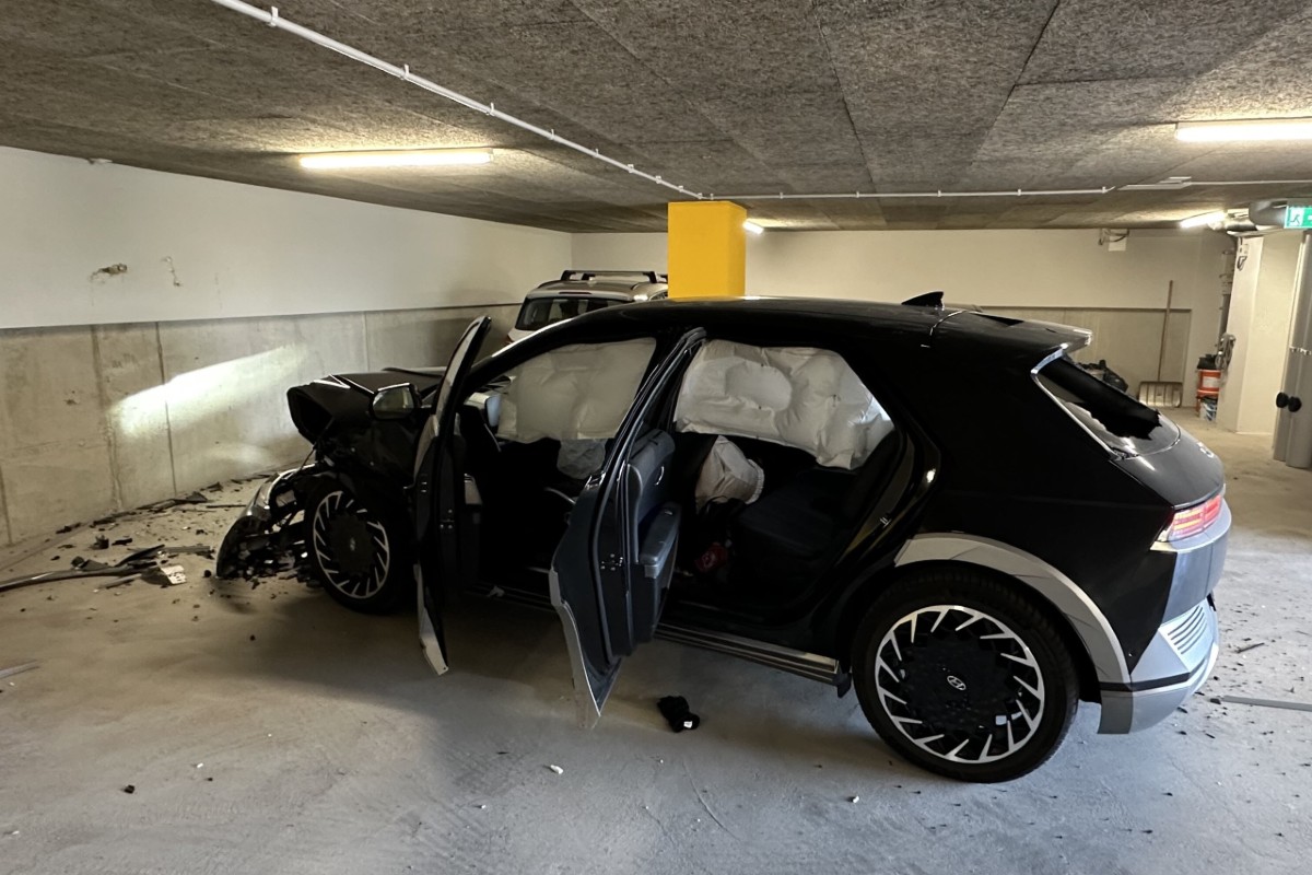 Autofahrer kollidiert in Herisau AR mit Garagentor