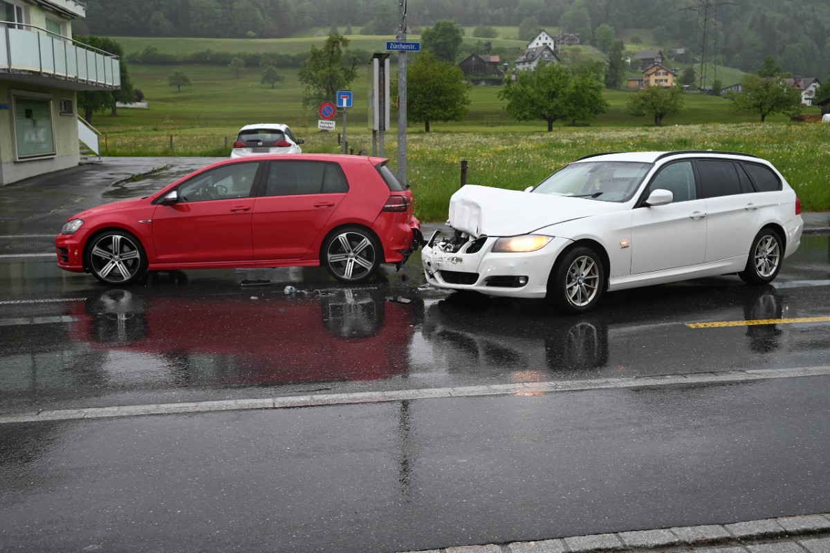 Uznach SG - Kollision zwischen BMW und VW Golf