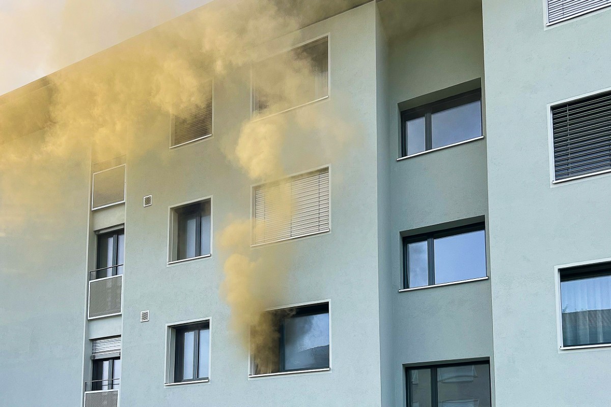 Winterthur ZH - Brand in Mehrfamilienhaus durch Raucherwaren entfacht?