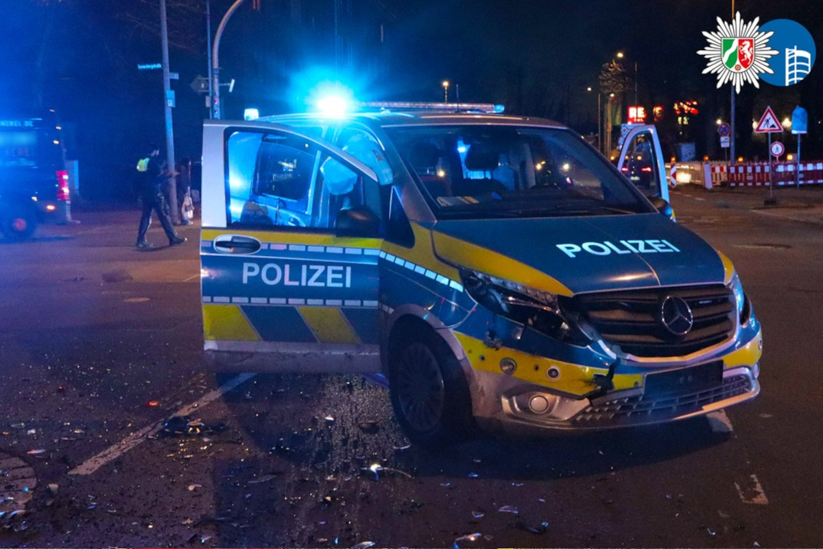 Oberhausen – Unfall zwischen Streifenwagen und Pkw auf Kreuzung